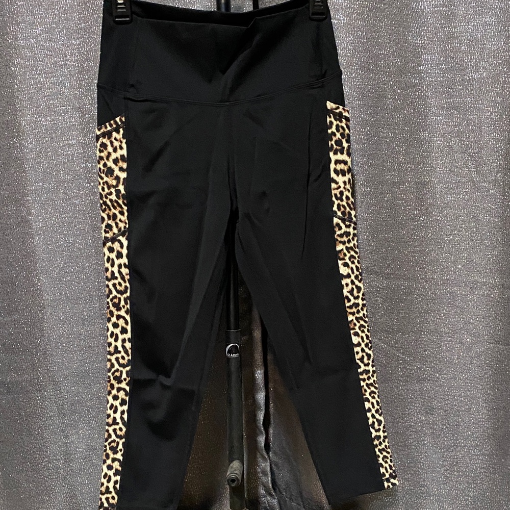 Chic Black Leggings with Leopard Print Accents
